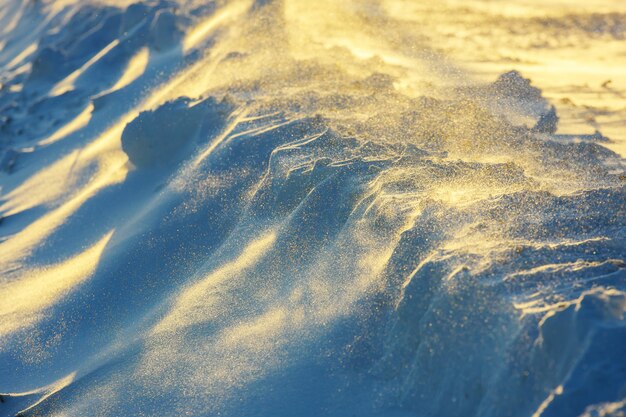 Schöne Winterlandschaft mit schneebedecktem bei Sonnenuntergang