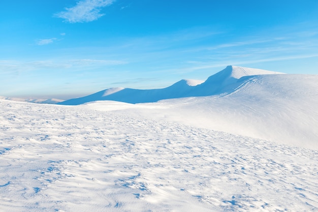 Schöne Winterlandschaft mit Schneebergen unter blauem Himmel