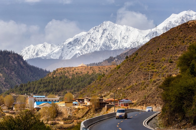 Schöne Winterstraße in Tibet unter Schneeberg, Sichuan, China