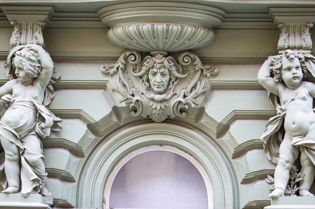 Schöne Wohngebäude im Jugendstil in Prag