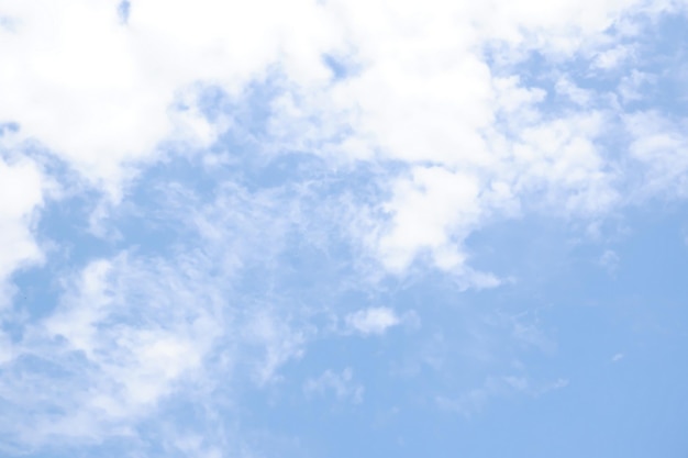 schöne Wolke am blauen Himmel als Hintergrund