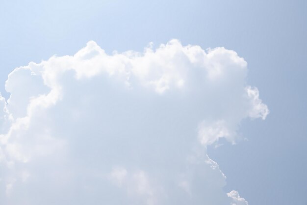 schöne Wolke am blauen Himmel als Hintergrund