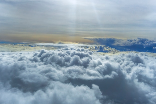 Schöne Wolke auf blauem Himmel sehen vom Flugzeugfenster.