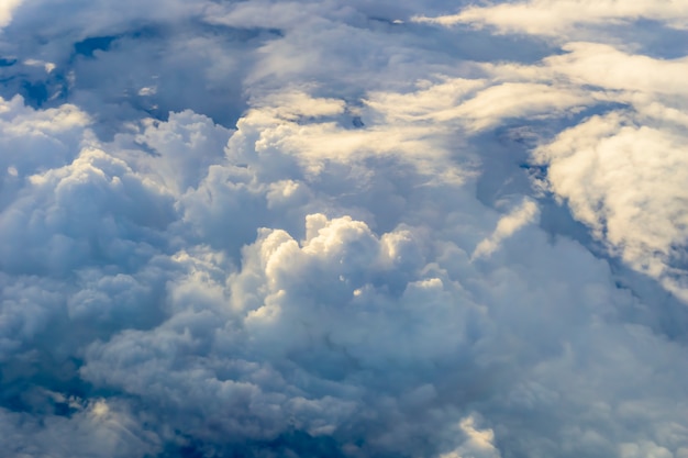 Schöne Wolke auf blauem Himmel sehen vom Flugzeugfenster.