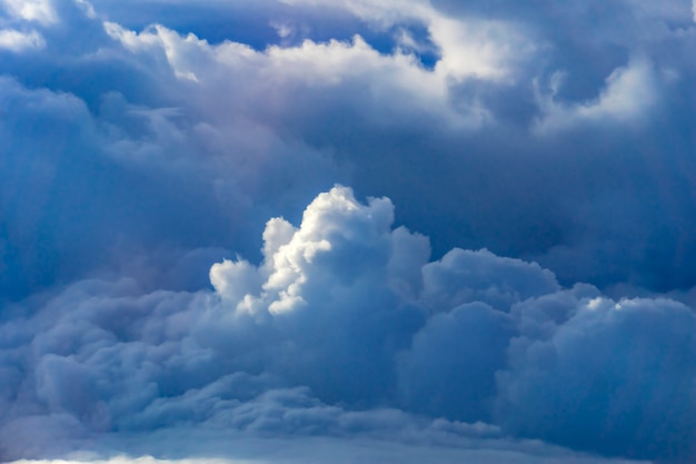 Foto schöne wolke auf blauem himmel sehen vom flugzeugfenster.