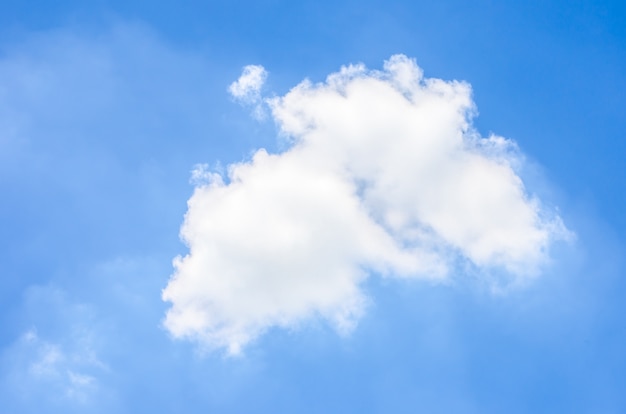 Schöne Wolke und blauer Himmel