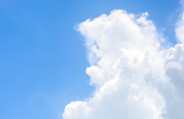 Schöne Wolke und blauer Himmel