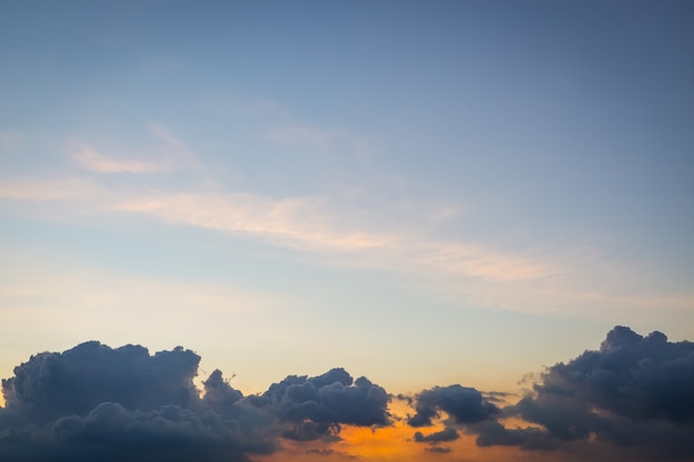 Schöne Wolke und Himmel vor Sonnenuntergang Hintergrund