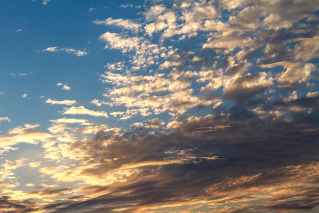 schöne Wolken am blauen Himmel während des Sonnenuntergangs