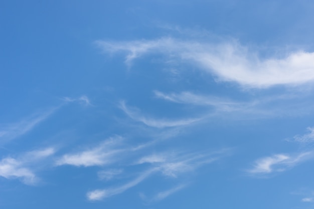 Schöne Wolken am blauen Himmel