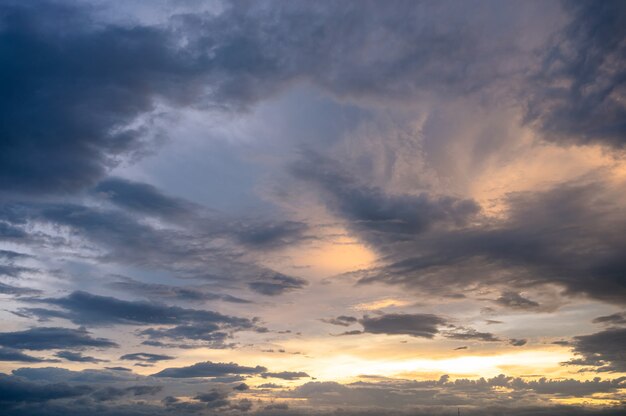 Schöne Wolken am blauen Himmel