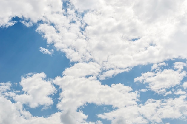 Foto schöne wolken am blauen himmel