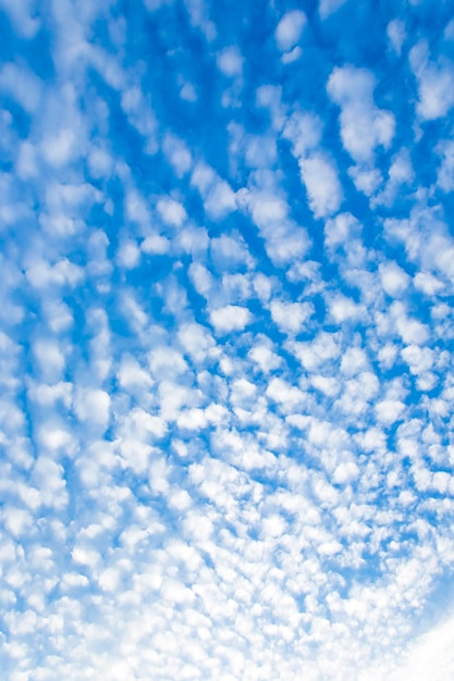 Schöne Wolken am blauen Himmel