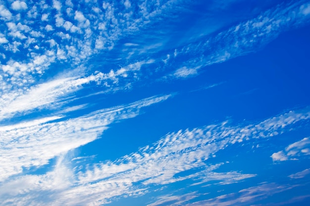 Schöne Wolken am blauen Himmel