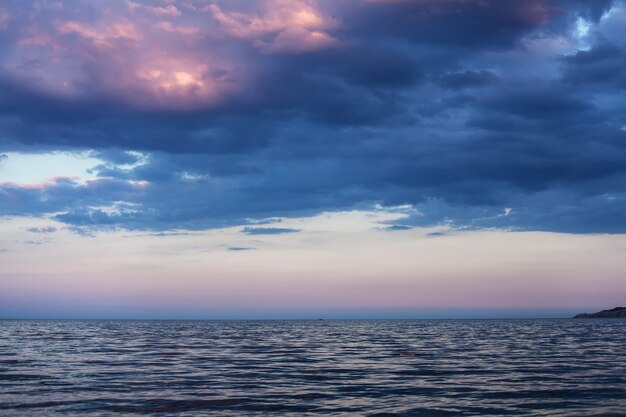 Schöne Wolken am Himmel bei Sonnenuntergang