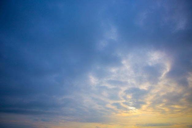 Schöne Wolken am Himmel bei Sonnenuntergang