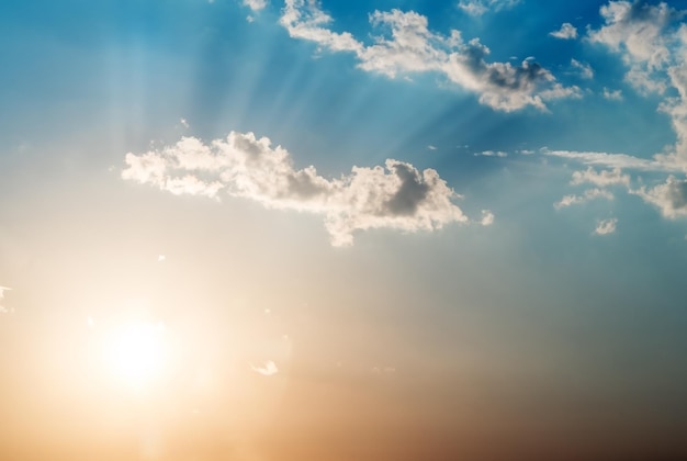 Schöne Wolken am Himmel und die Sonne mit Strahlen