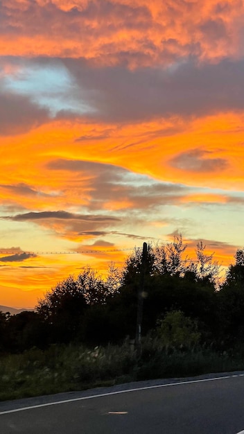 Schöne Wolken am Himmel Vertikale Landschaft