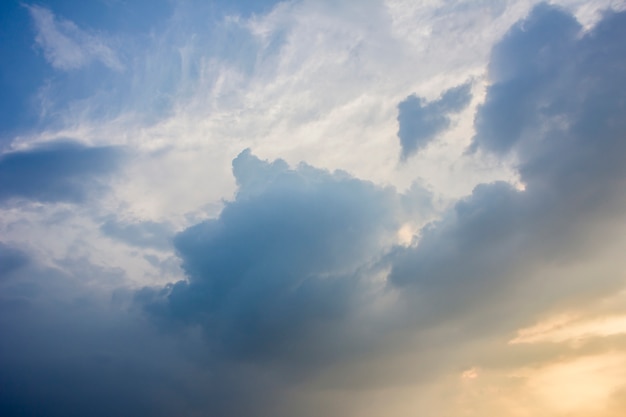 Schöne Wolken am Sonnenuntergang Himmel