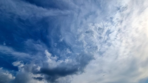 Schöne Wolken am sonnigen Himmel