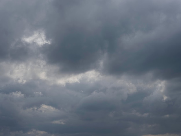 Schöne Wolken an einem regnerischen Tag