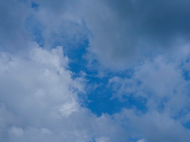 Schöne Wolken an einem regnerischen Tag