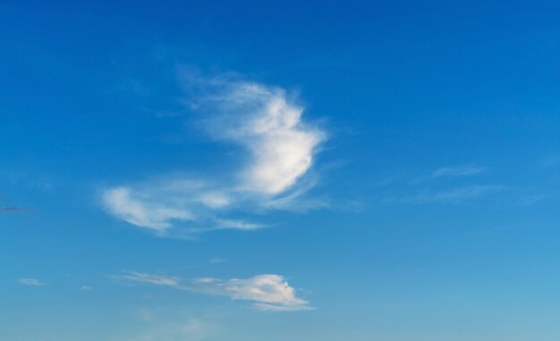 Schöne Wolken auf einem Hintergrund des blauen Himmels. Die Schwarzmeerküste der Krim.