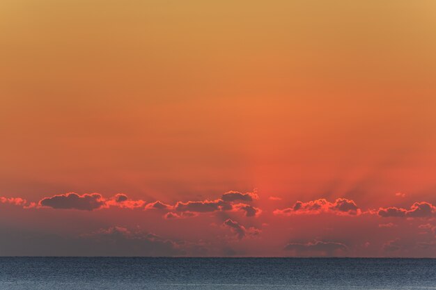 Schöne Wolken bei Sonnenaufgang über dem Meer