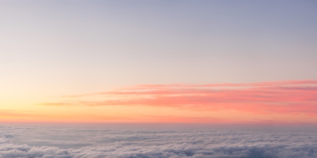 Schöne Wolken bei Sonnenaufgang