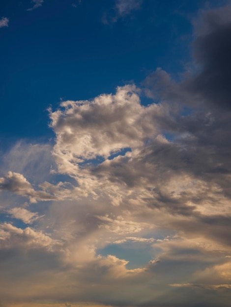 Schöne wolken bei sonnenuntergang