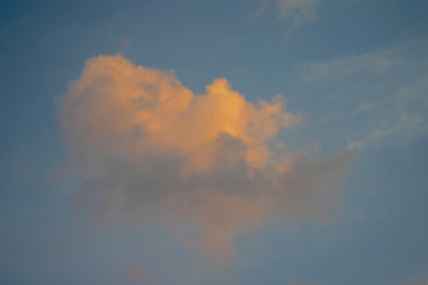 Schöne Wolken bei Sonnenuntergang