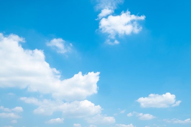 Schöne Wolken des blauen Himmels für Hintergrund.