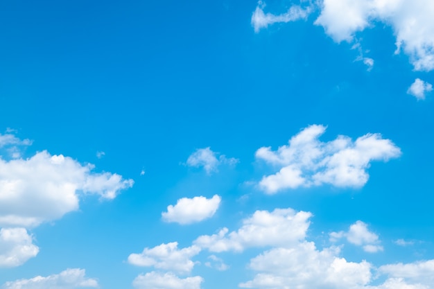 Schöne Wolken des blauen Himmels für Hintergrund.