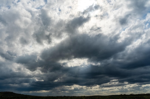 Schöne Wolken im Himmel über Bergtal