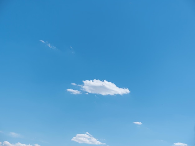 Schöne Wolken in verschiedenen Formen am hohen Himmel