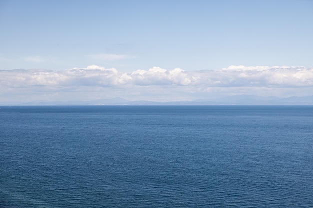 Schöne Wolken über dem Meer