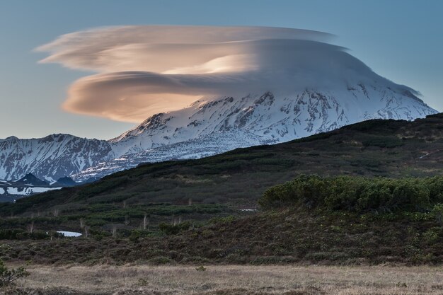 Schöne Wolken über dem Vulkan bei Sonnenuntergang