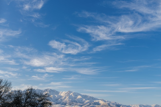 Schöne Wolken über den Tien Shan Bergen im Winter in Usbekistan