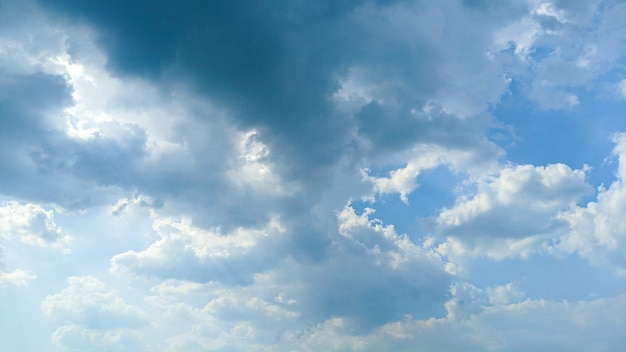 Schöne Wolken und blauer Himmel bei Tageslicht