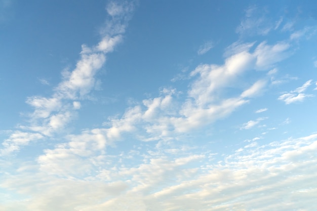 Schöne Wolken und blauer Himmel. Weicher Himmel mit weichen Wolken für Hintergrund.