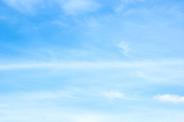 Schöne Wolken und blauer Himmel