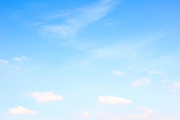 Schöne Wolken und blauer Himmel