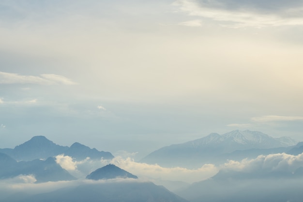 Schöne Wolken und hohe Berge