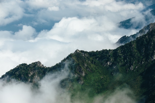 Schöne Wolken und Nebel unter Berglandschaft.