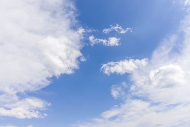 Schöne Wolken und verwischen Himmelhintergrund