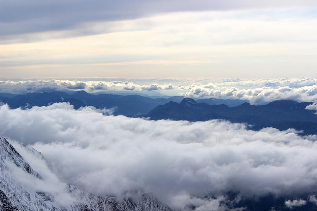 Schöne Wolken und Wetter