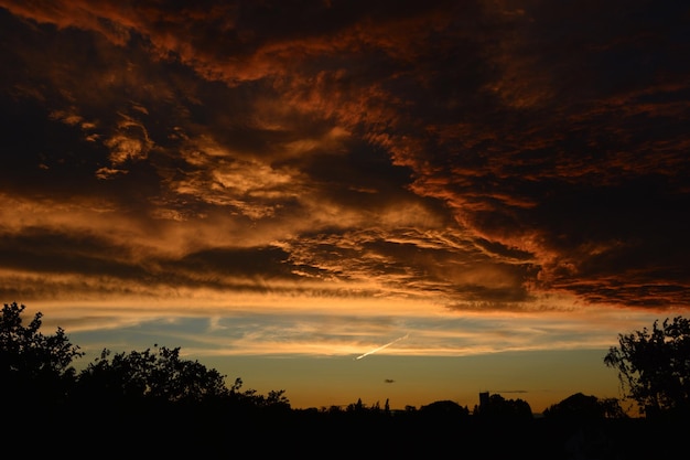 Schöne Wolken und Wetter