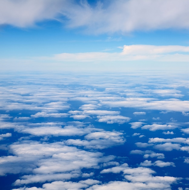 Schöne Wolken vom blauen Himmel gesehen