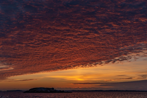 Schöne Wolkengebilde bei Sonnenaufgang in Waterford Connecticut Vereinigte Staaten