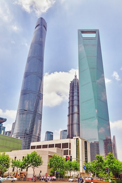 Schöne Wolkenkratzerstadt, die schöne Büro- und Geschäftsgebäude im Pudong . baut